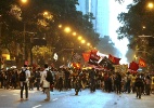 Sob chuva forte, manifestantes no Rio ocupam escadaria da Alerj - Julio Cesar Guimaraes/UOL