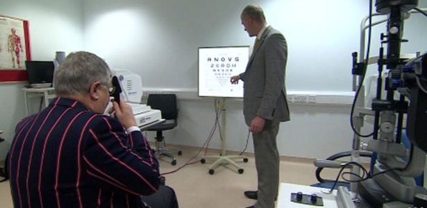 Depois do tratamento, Wyatt passou a enxergar três linhas a mais em um teste de visão - BBC