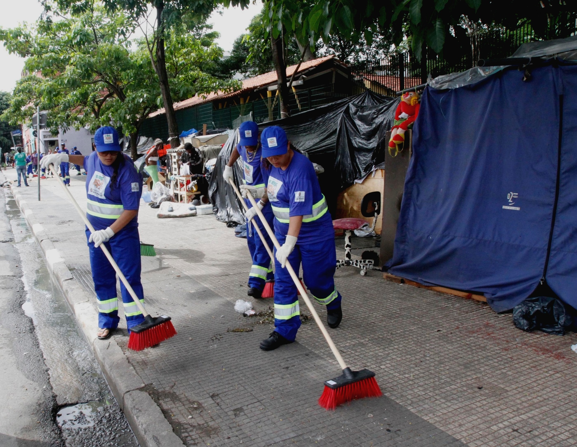 16.jan.2014 - Usuários de crack que aderiram ao programa De Braços Abertos, da Prefeitura de São Paulo, começaram a fazer a limpeza da área conhecida como cracolândia, no centro de São Paulo. Eles recebem R$ 15 por dia de trabalho, três refeições diárias, hospedagem em hoteis conveniados e tratamento contra dependência química não-compulsório - Reginaldo Castro/Estadão Conteúdo
