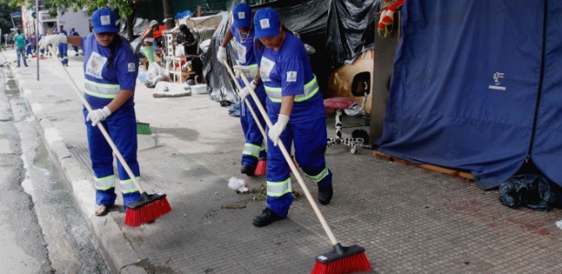 Usuários de crack que aderiram ao programa trabalham na varrição de ruas - 16.jan.2014 - Reginaldo Castro/Estadão Conteúdo