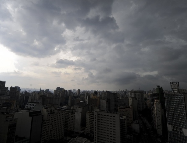 Nuvens carregadas na região do centro de São Paulo nesta sexta-feira (17) - Junior Lago/UOL
