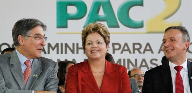 Presidente Dilma Rousseff (PT) esteve em Belo Horizonte nesta sexta-feira, onde anunciou a liberação de verbas para obras de mobilidade urbana. À esquerda, o ministro Fernando Pimentel; à direita, Aguinaldo Ribeiro (Cidades) - Agência Brasil