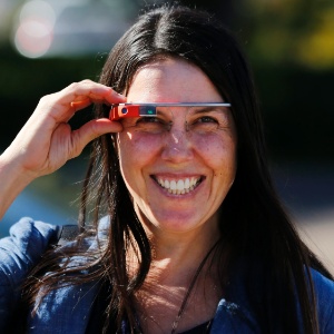Cecilia Abadie sorri usando o Google Glass ao chegar ao tribunal em San Diego (Califórnia); ela foi inocentada  - Mike Blake/Reuters