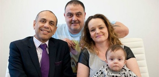 Shehata, que ajudou a britânica Kelly Moseley e seu marido após dez anos e 20 abortos espontâneos - EPSOM AND ST HELIER HOSPITALS NHS TRUST/BBC