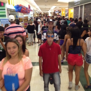 Jovens fazem "rolezinho" pelo Shopping Plaza Sul, no bairro da Saúde, em São Paulo, em janeiro de 2014  - Vinicius Pereira/Folhapress