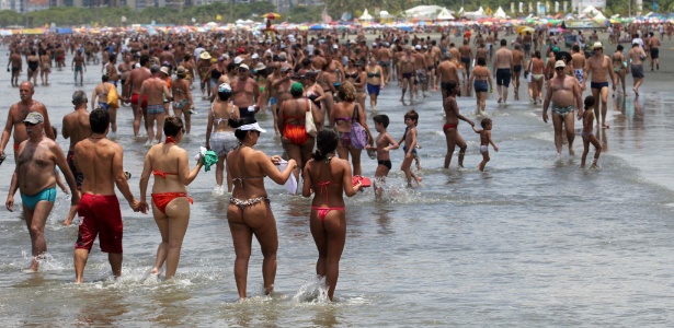 Movimento de banhistas na praia do Boqueirão, em Santos, litoral sul de São Paulo - Luis Cleber/Estadão Conteúdo