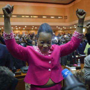 A prefeita da cidade de Bangui, Catherine Samba-Panza, comemora sua eleição como presidente interina da República Centro-Africana nesta segunda-feira (20). Ela foi eleita pelo parlamento de transição, no segundo turno, por 75 votos a 53, contra Desire Kolingba, filho do ex-presidente do país