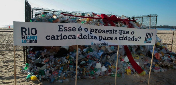 A Comlurb mostrou, nesta terça-feira (21), como ficaria a praia de Copacabana, no Rio de Janeiro, sem a limpeza dos garis - Paulo Campos/Futura Press/Estadão Conteúdo
