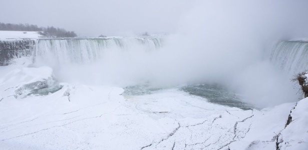 Cataratas do Niágara ficaram parcialmente congeladas com nova onda de frio em Ontário, no Canadá - Gloria Nieto/EFE