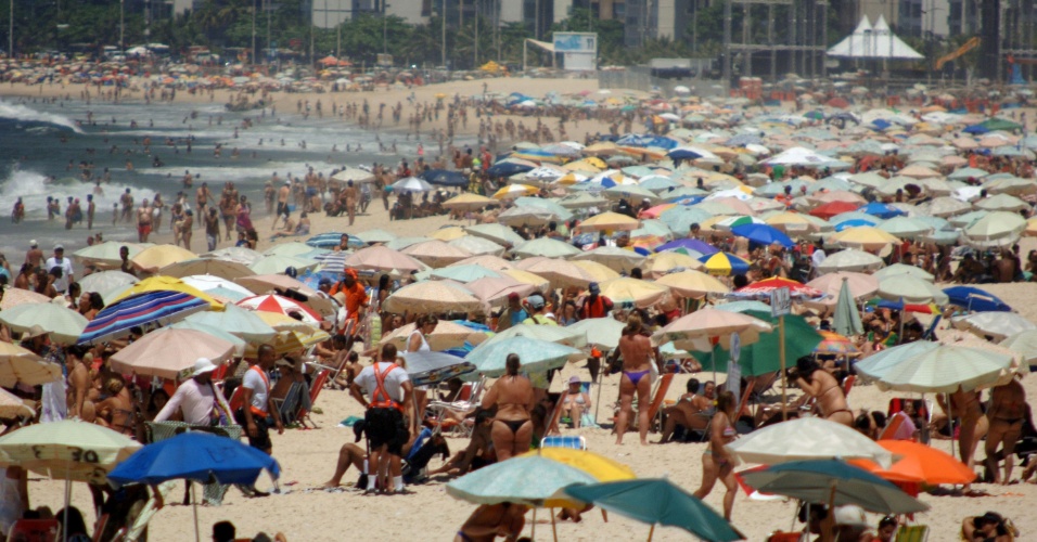 21.jan.2014 - Banhistas lotam a praia de Ipanema, na zona sul do Rio de Janeiro, nesta terça-feira (21) de sol e calor