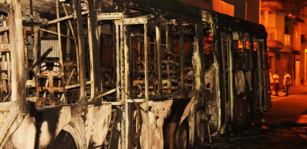 21.jan.2014 - Curiosos observam ônibus queimado na zona leste de São Paulo - Nivaldo Lima/Futura Press/Estadão Conteúdo