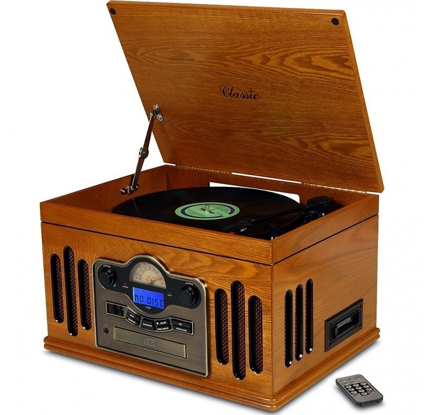 Vitrola feita em madeira com entrada para fita cassete, CD, USB, cartão de memória, controle remoto e rádio AM e FM; no site de produtos retrô Trapemix, o aparelho custa R$ 1.169, enquanto que na loja Casa dos Toca-discos, na capital paulista, sai por R$ 1.195 - Divulgação