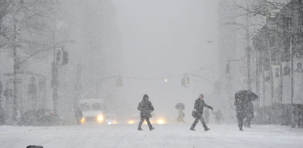 Vista da 5ª Avenida coberta de neve mostra a dificuldade dos nova-iorquinos para se locomoverem - AFP PHOTO/TIMOTHY CLARY