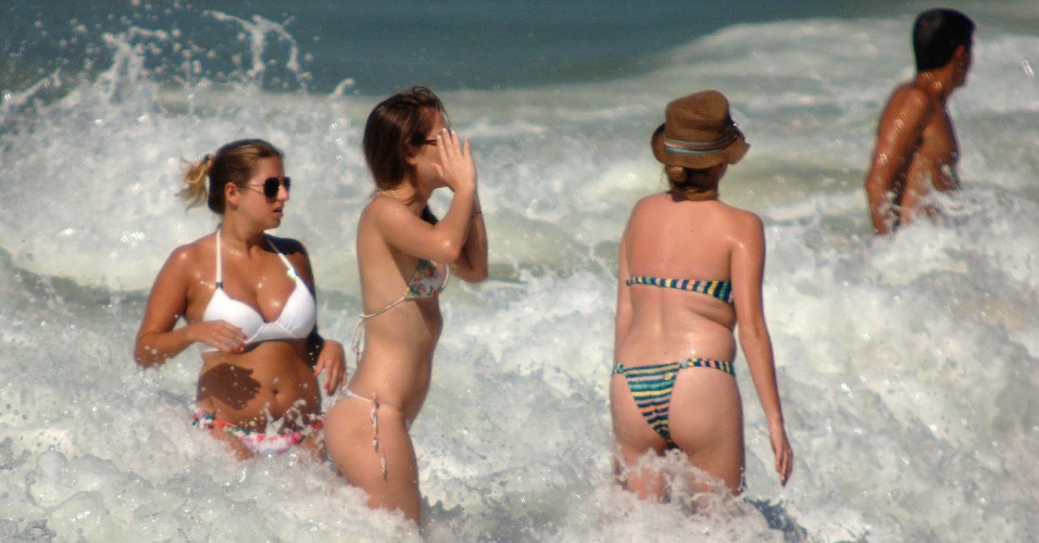 22.jan.2014 - Banhista aproveita o forte calor na praia de Ipanema no Rio de Janeiro, na manhã desta quarta-feira (22). Os termômetros chegam a registrar 35°C, mas podem alcançar os 37ºC a tarde 