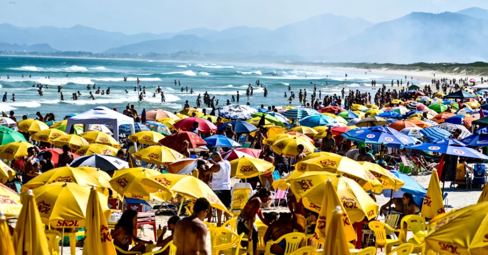 22.jan.2014 - Banhistas aproveitam o sol na praia da Joaquina, em Florianópolis, na manhã desta quarta-feira (22). A temperatura pode chegar aos 32ºC 