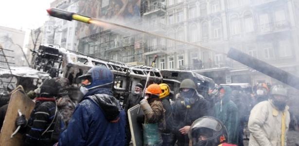 Manifestantes lançam foguete contra a polícia durante confrontos no centro de Kiev - Vasily Fedosenko/Reuters