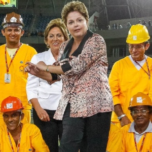 A presidente Dilma Rousseff chuta bola durante inauguração do estádio Arena Dunas - Roberto Stuckert/Presidência da República/AFP