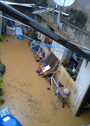 A casa da diarista Valdemir Pereira, em Itapecerica da Serra (SP) ficou inundada após fortes chuvas na região. A água chegou a atingir um metro de altura e danificou móveis, eletrodomésticos  - Arquivo pessoal