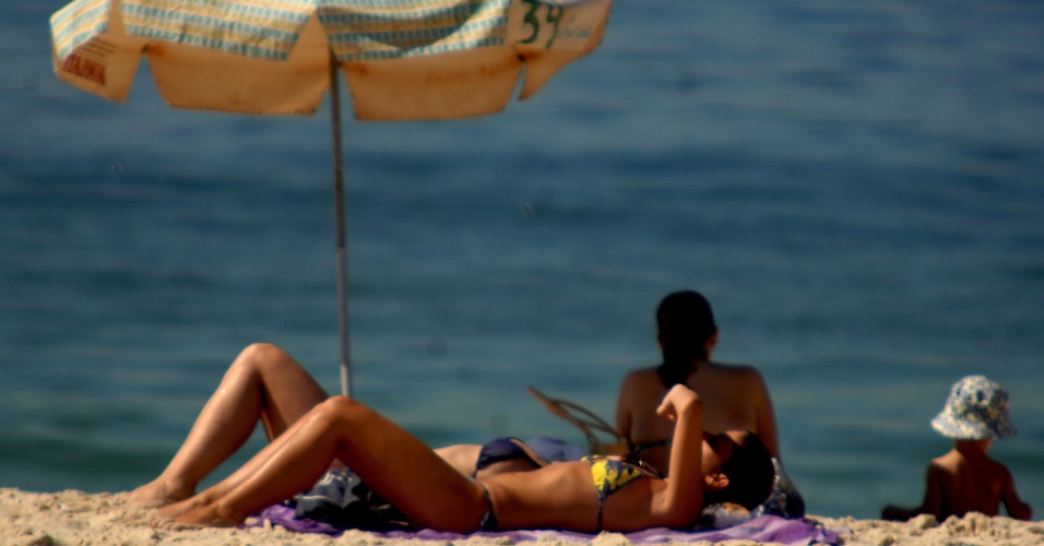 23.jan.2014 - Banhista aproveita o forte calor na praia de Ipanema, na zona sul do Rio, nesta quinta-feira (23)