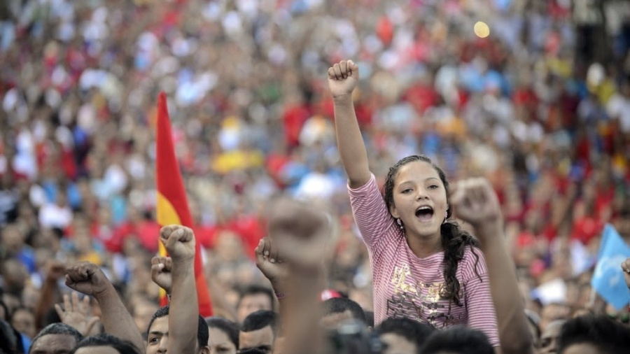 Milhares de partidários do presidente venezuelano, Nicolas Maduro, assistem ao seu discurso na capital Caracas - Leo Ramirez/AFP