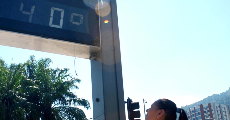 23.jan.2014 - Termômetro marca 40°C, no bairro Humaitá, próximo ao túnel Rebouças, na zona sul do Rio de Janeiro, nesta quinta-feira (23)