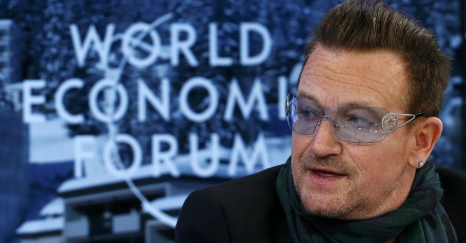 24.jan.2014 - O cantor Bono Vox participa de debate na 44ª edição do Fórum Econômico Mundial em Davos, na Suíça, nesta sexta-feira (24)