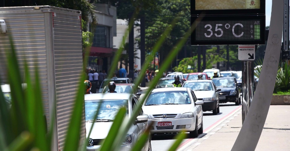 24.jan.2014 - Termômetro marca 35°C na região da avenida Paulista, região central da capital paulista, nesta sexta-feira (24)