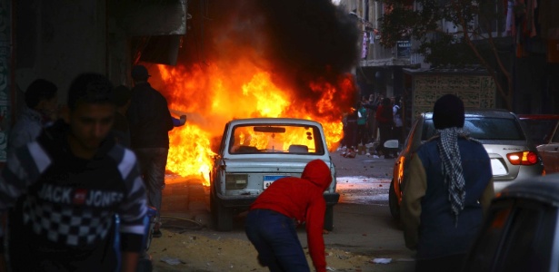 Veículo é incendiado durante confrontos entre apoiadores do ex-presidente Mohammed Mursi e a polícia - Al Youm Al Saabi Newspaper/Reuters