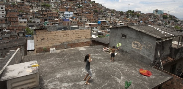 Crianças soltam pipa na laje no Complexo do Alemão, no bairro de Ramos - Rafael Andrade/Folhapress