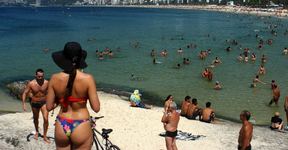 25.jan.2014 - Banhista aproveita o forte calor na praia de Ipanema no Rio de Janeiro, na manhã deste sábado (25). Os termômetros registram 36°C