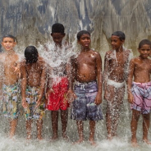 Crianças se refrescam em cachoeira no parque de Madureira, na zona norte do Rio - Guilherme Leporace/Agência O Globo
