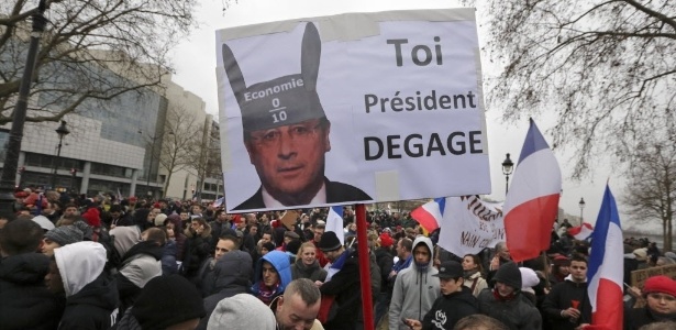 Franceses protestam em Paris contra o governo do presidente François Hollande, neste domingo (26) - Philippe Wojazer/Reuters