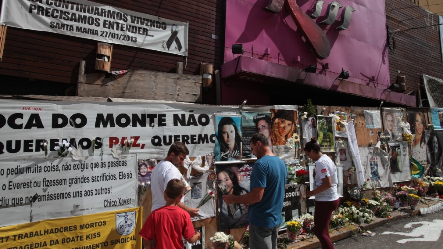 27.jan.2014 - Pessoas deixam flores e colam cartazes na fachada da boate Kiss, em Santa Maria, no Rio Grande do Sul - Juliano Mendes/UOL