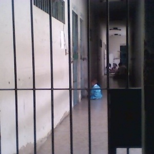 Bebê é visto no chão da Penitenciária Feminina de Teresina - Divulgação / Sinpoljuspi