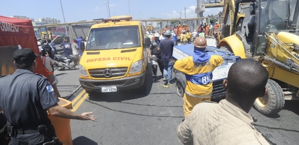 Bombeiros trabalham no resgate de vítimas de ferragens após uma passarela desabar sobre a Linha Amarela - Fábio Teixeira/UOL