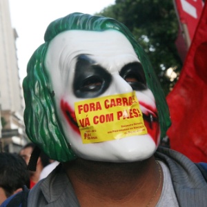 Manifestante mascarado participa de ato contra o aumento da passagem de ônibus, no Rio - Zulmair Rocha/UOL