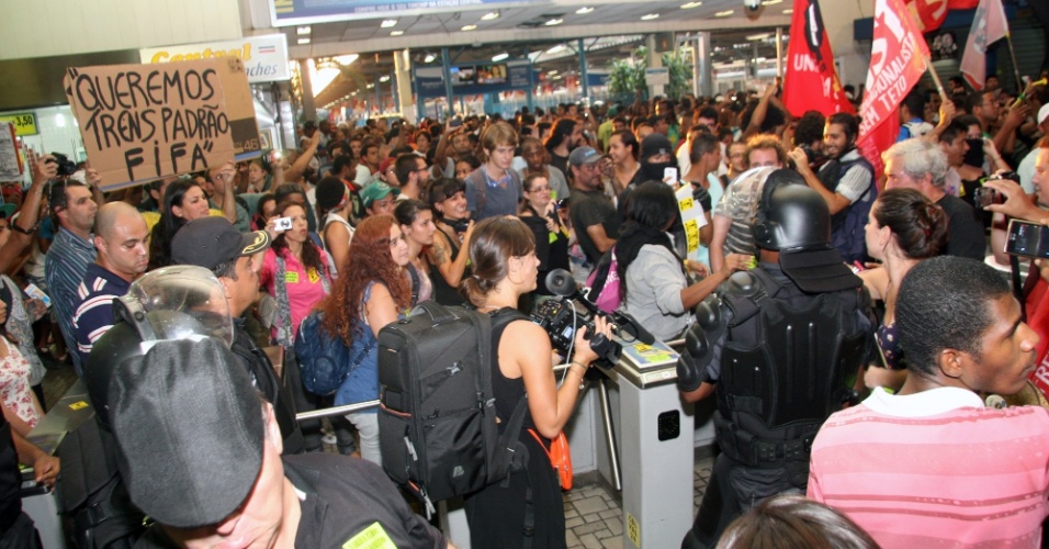 28.jan.2014 - Manifestantes invadiram a estação de trens da Central do Brasil, no centro do Rio de Janeiro, nesta terça-feira (28), para protestar contra o aumento da tarifa das passagens de ônibus e trens. Muitos passageiros aproveitaram o ato para passar as catracas sem pagar