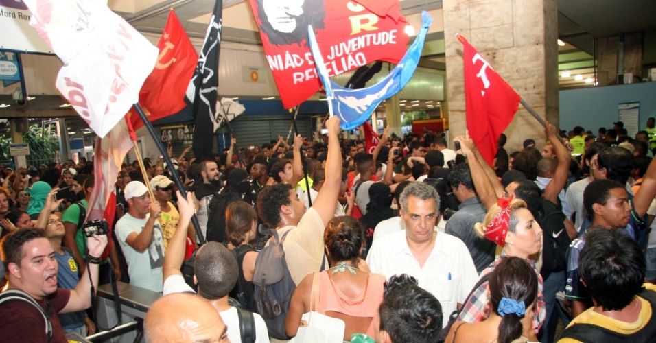 28.jan.2014 - Manifestantes invadiram a estação de trens da Central do Brasil, no centro do Rio de Janeiro, nesta terça-feira (28), para protestar contra o aumento da tarifa das passagens de ônibus e trens. Muitos passageiros aproveitaram o ato para passar as catracas sem pagar
