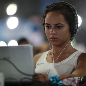 Na imagem, jovem navega na internet durante Campus Party, em São Paulo; em 2015, 4 bilhões de pessoas ainda estarão fora da rede mundial de computadores - Miguel Schincariol/AFP