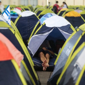 Participante da Campus Party 2014 descansa em barraca; evento foi realizado no Parque Anhembi no ano passado - Miguel Schincariol/AFP