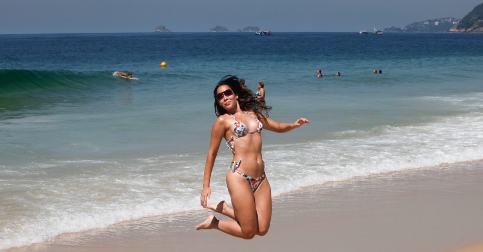 29.jan.2014 - Banhista aproveita manhã ensolarada na praia de Ipanema, no Rio de Janeiro, nesta quarta-feira (29). A previsão é que durante a tarde os termômetros marquem até 40ºC