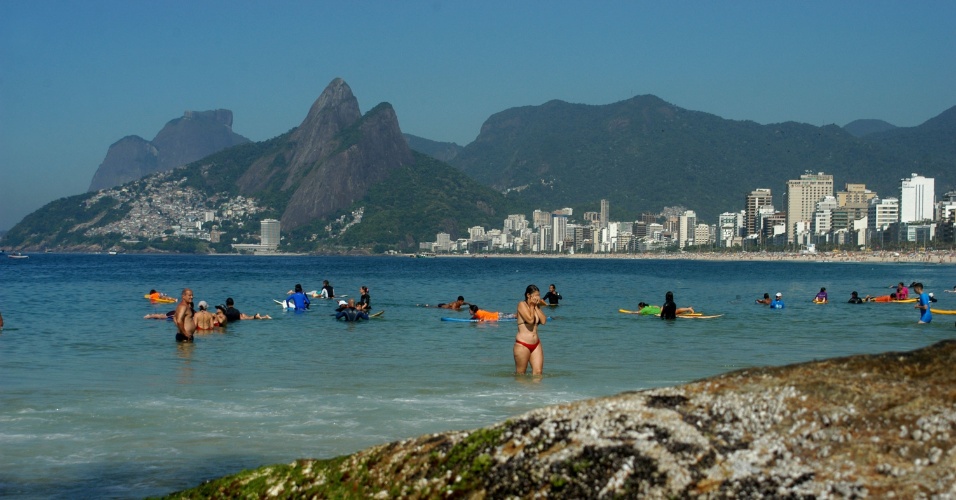 29.jan.2014 - Banhistas aproveitam o mar, na praia do Arpoador, no Rio de Janeiro, na manhã desta quarta-feira (29). A temperatura no momento é de 28ºC, e deve chegar aos 40°C durante a tarde