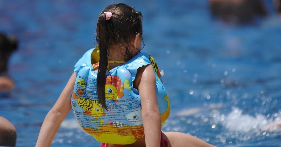 29.jan.2014 - Frequentadores do Sesc Santo Andre se refrescam na piscina em mais um dia de forte calor