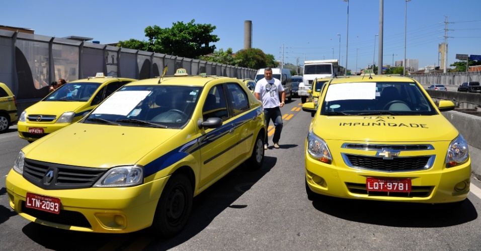 29.jan.2014 - Grupo de taxistas interditou, na tarde desta quarta-feira, a pista sentido zona oeste da Linha Amarela, na zona norte do Rio, no ponto em que um caminhão derrubou uma passarela, na manhã de terça-feira (28), provocando a morte de cinco pessoas. Uma das vítimas era taxista