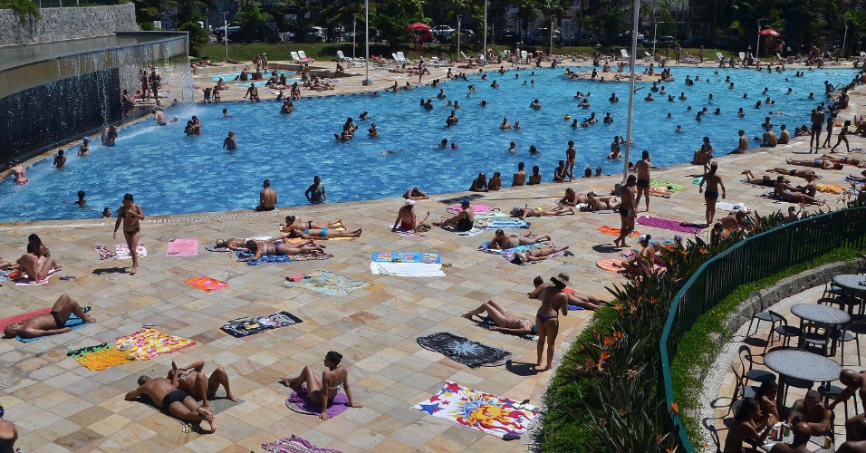 29.jan.2014 - Populares aproveitam forte calor no Sesc Belenzinho, em São Paulo, SP, nesta quarta-feira (29)