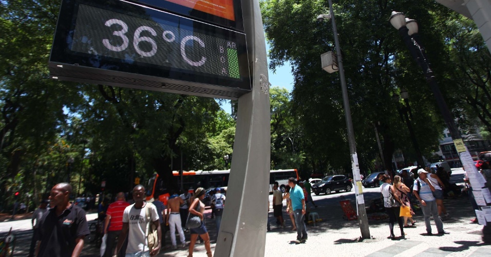 29.jan.2014 - Termômetro marca 36°C na Praça da República, no centro de São Paulo (SP), na tarde desta quarta-feira. A capital paulista teve hoje a menor umidade relativa do ar no ano, com apenas 14%, valor que colocou a cidade em estado de alerta