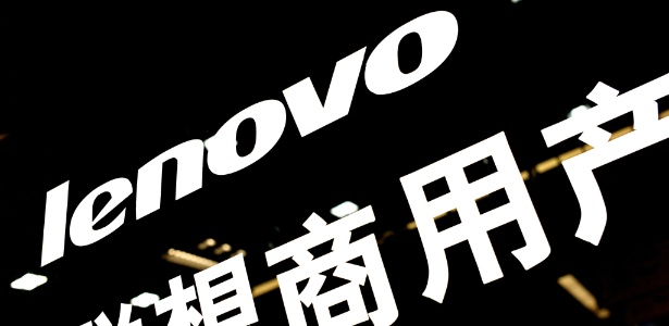Logotipo da Lenovo é exibido em centro de computação na cidade de Xangai (China); empresa chinesa comprou a divisão móvel da Motorola, que fora adquirida pelo Google em 2011 - Philippe Lopez/AFP