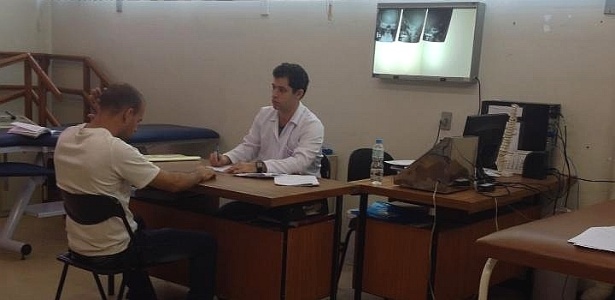 O estudante de fisioterapia Victor Quartim Nobre avalia um paciente no setor de ortopedia da Gama Filho - Arquivo pessoal