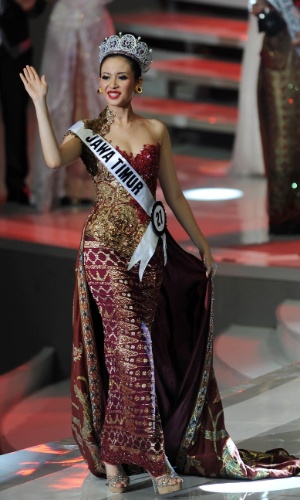 30.jan.2014 - Elvira Devinamira, recém coroada Miss Indonésia 2014, saúda público durante o concurso Miss Universo Indonésia, em Jacarta