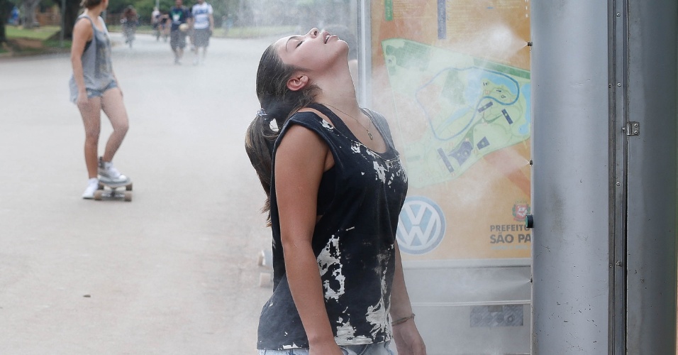 30.jan.2014 - Menina se refresca em spray d'água do parque do Ibirapuera, na zona sul de São Paulo, nesta quinta-feira (30), em tarde de forte calor na cidade